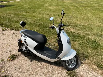2022 Gio Royale Electric Scooter w Pedals so it is classified as an E-Bike *No Drivers Lic or Regist...