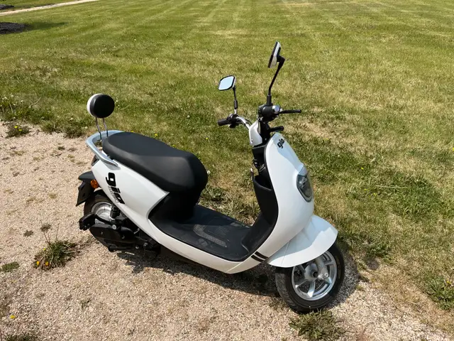 Gio Royal Scooter/Electric Bike in Scooters & Pocket Bikes in Winnipeg - Image 3