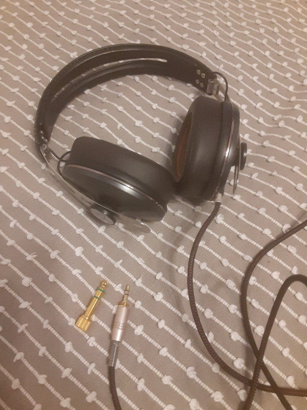 Headphones: Sennheiser, Samsung Earbuds, Unbranded headphones in Headphones in City of Toronto - Image 4