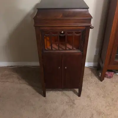 Antique Gramophone, made by the Starr Company of Canada. It has about 80, 78 rpm records, plus extra...