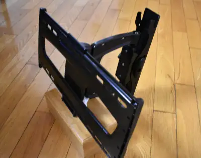 Bras amovible pour TV ou écran ordinateur Robuste, fiable, avec plusieurs réglages. Dimensions : lon...