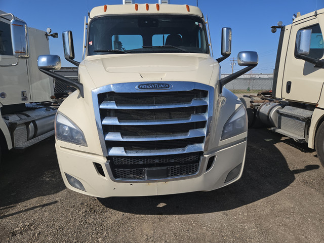 Heavy Spec Day Cabs in Heavy Trucks in Edmonton - Image 2