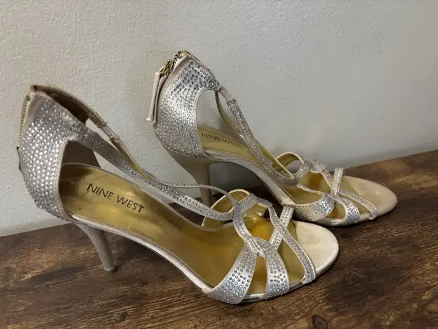 women’s shoes in Women's - Shoes in Kitchener / Waterloo - Image 3