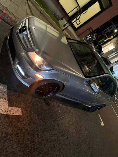 Je propose mes services de chauffeur privé avec cette élégante Mercedes-Benz. Cette berline de luxe...