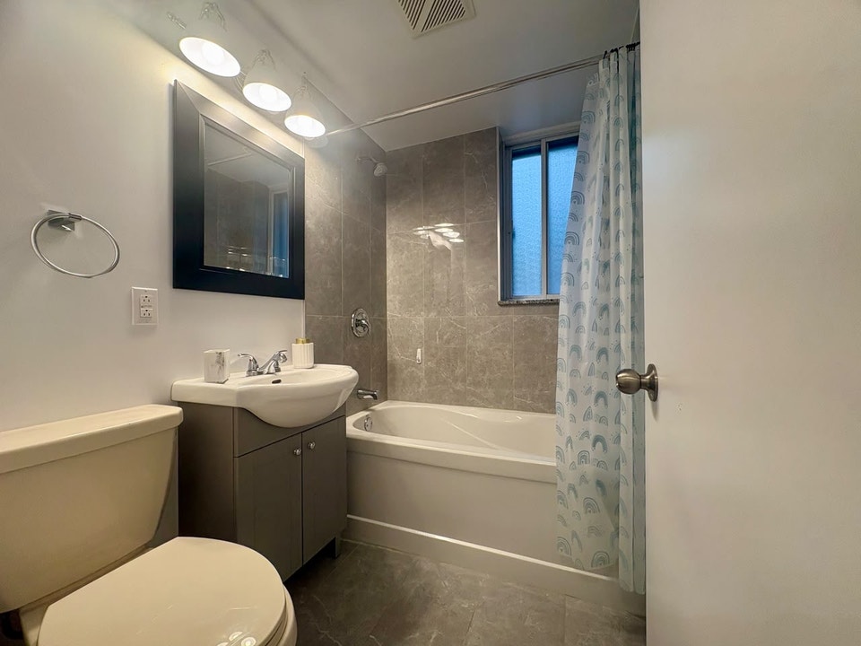 ***IMMEDIATELY AVAILABLE Beautiful 2 1/2 metro Snowdon*** 2
