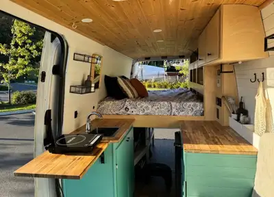 POINTS FORTS : – Mercedes Sprinter 2011 2500 – High top 170 (Toit haut - 9 pieds / version longue -...