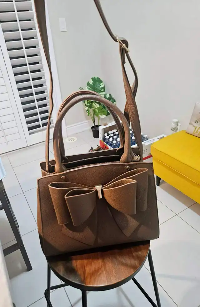 Bow Handbag in Bags & Luggage in Mississauga / Peel Region - Image 5