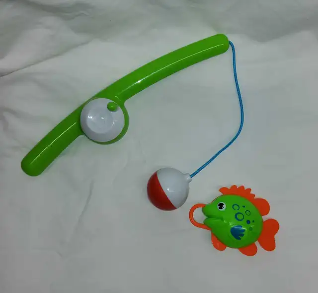 Munchkin 2 Tub Toys Fishing Rod Pole with Bobber & Scuba Diver in Toys in Truro - Image 5