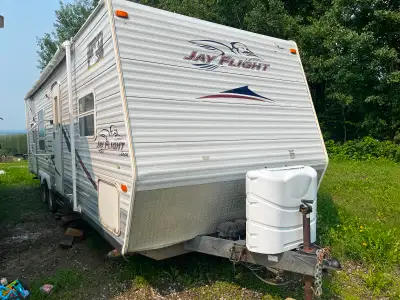 2007 Jayco JayFlight 29BHS. Can sleep up to 9. Jack and Jill bunk beds, couch and table turn into be...