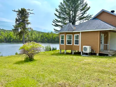 https://hotelalamaison.ca/chalet/chalet-st-lou/ Chalet bord de lac - 6 personnes Havre de paix Mauri...