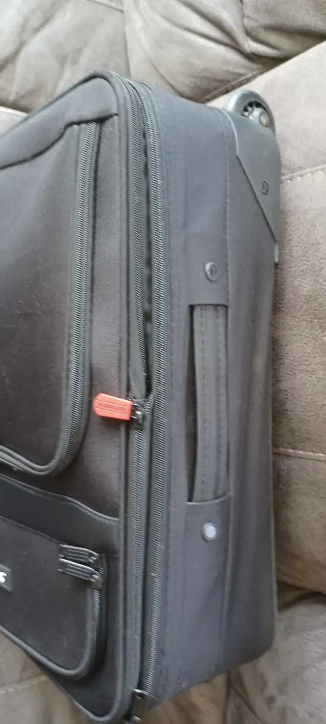 Black carry on suitcase62863738335361124