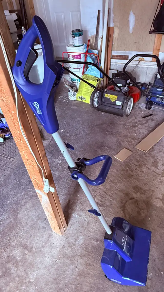 Snow Joe 24 V 11-in Cordless Electric Snow Shovel in Snowblowers in Mississauga / Peel Region - Image 2