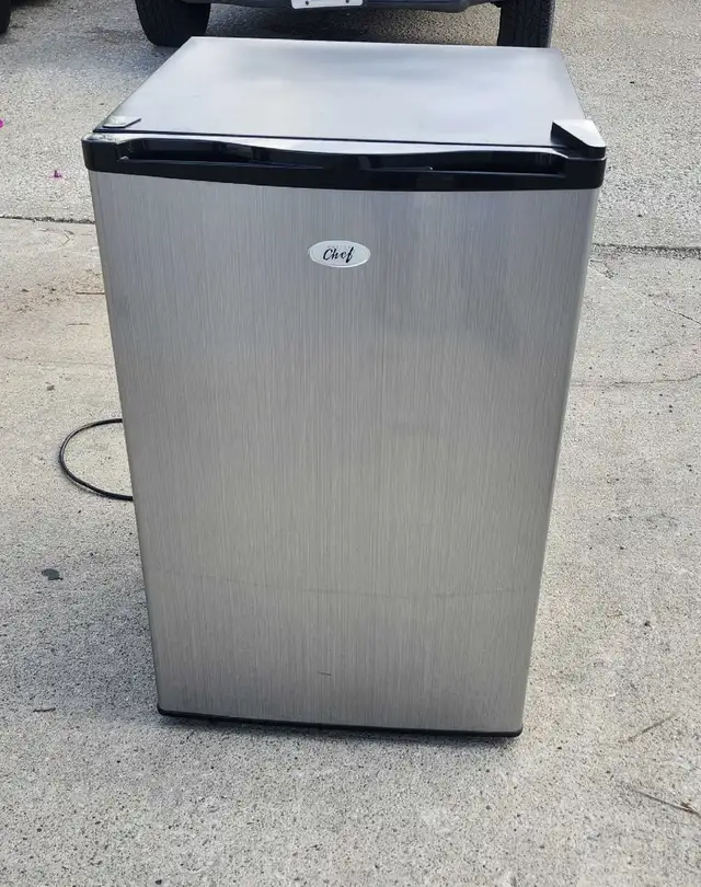 Small fridge chef (w20"/d22"/ h32"). in Refrigerators in Mississauga / Peel Region - Image 2