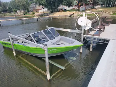 Shore station aluminum boat lift Model: SSV20100 $450 for new cables installed