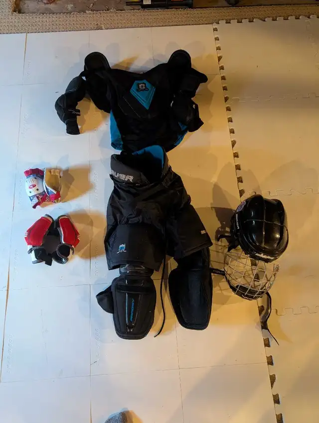 Youth Hockey Pads Set in Hockey in Calgary - Image 2