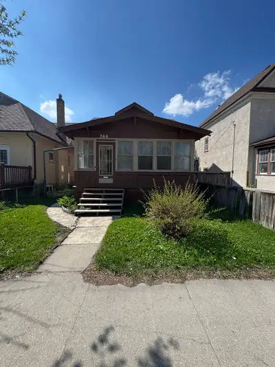 800 sq’, 2 bedrooms, 1.5 bath. $1500/m. No utilities included.