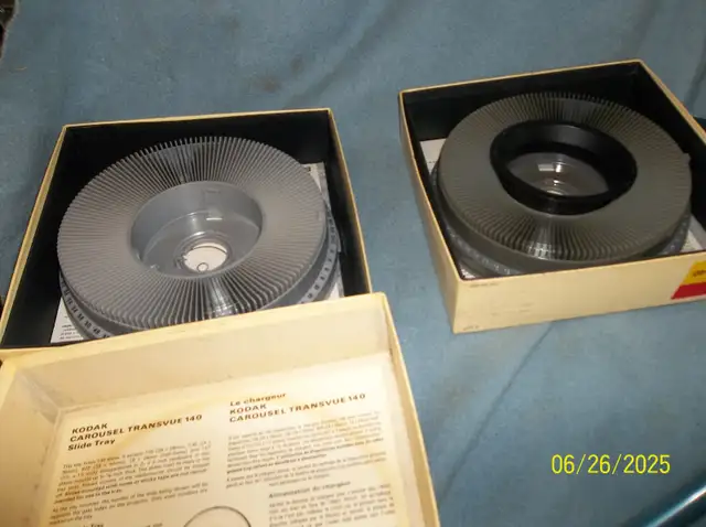 Kodak Carousel Projector with Five Carousel Trays and  Screen in Arts & Collectibles in Grand Bend - Image 10