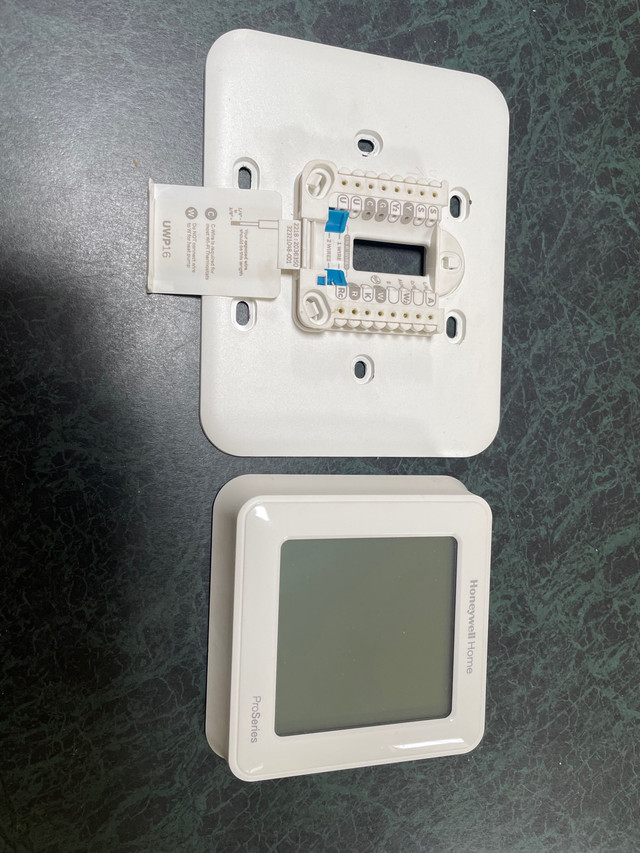 Honeywell Home ProSeries Thermostat in Other in Penticton - Image 2