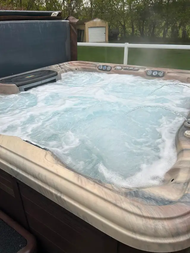 Artesian Spa Hot tub in Hot Tubs & Pools in Regina - Image 5