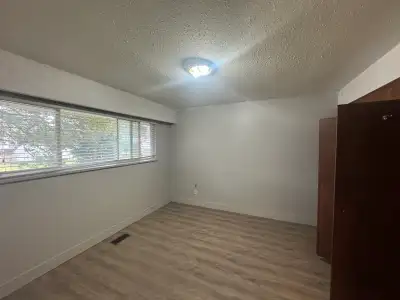 Whole house for rent from Oct 1 walking distance to Surrey central wifi included near school Utiliti...