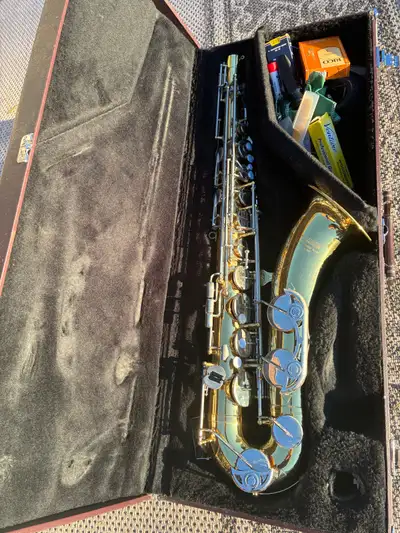 This pre-owned Yamaha Tenor Saxophone is in excellent condition and ready to help you create beautif...