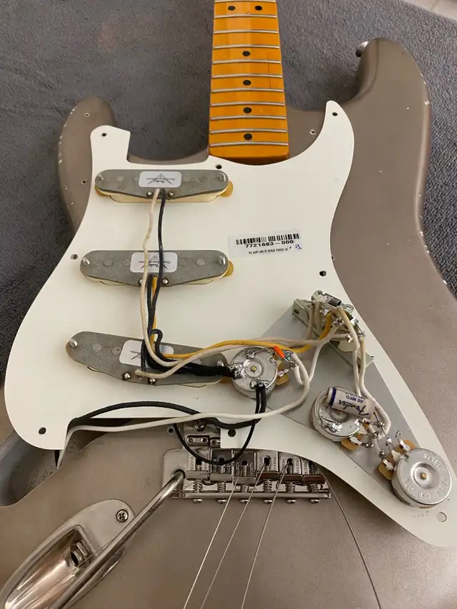 MJT Strat Mark Jenny Nitro Relics LEFTY in Guitars in City of Montréal - Image 9