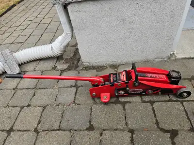 Cric motomaster à vendre. Capacité de 2 1/2 tonnes. En très bon état.