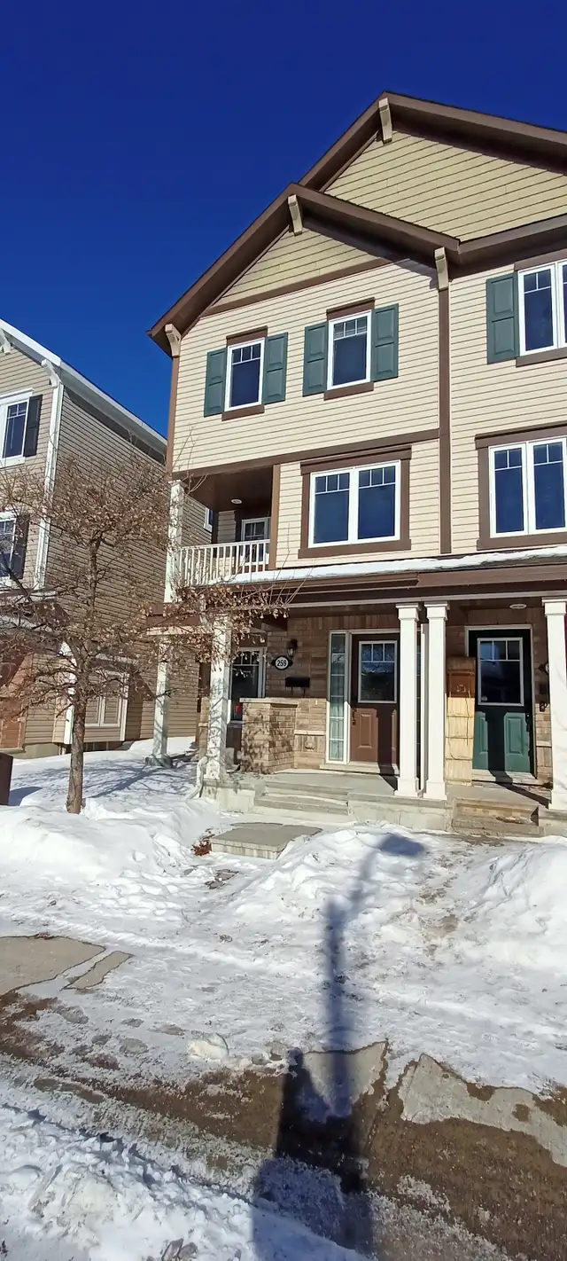 3-bedroom townhouse in Kanata/Stittsville available now