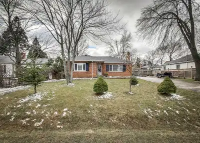 FOR RENT – Beautiful Ancaster Bungalow with Finished Basement & Large Private Yard Ancaster, Ontario...