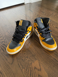 Nike Air Jordan 1 Mid, Taxi Yellow (size 8)