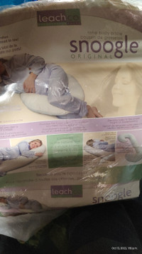 Snoogle Leachco total body pregnancy pillow