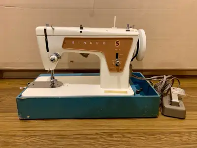 Vintage Singer Sewing Machine Model 239 Comes in its own carrying case In very good working conditio...
