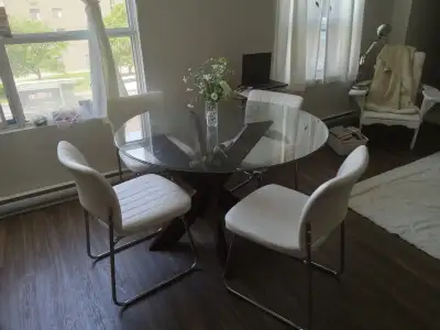 Full set with 4 leather used white minimalist chairs. 129$ for the set. If interested you can contac...