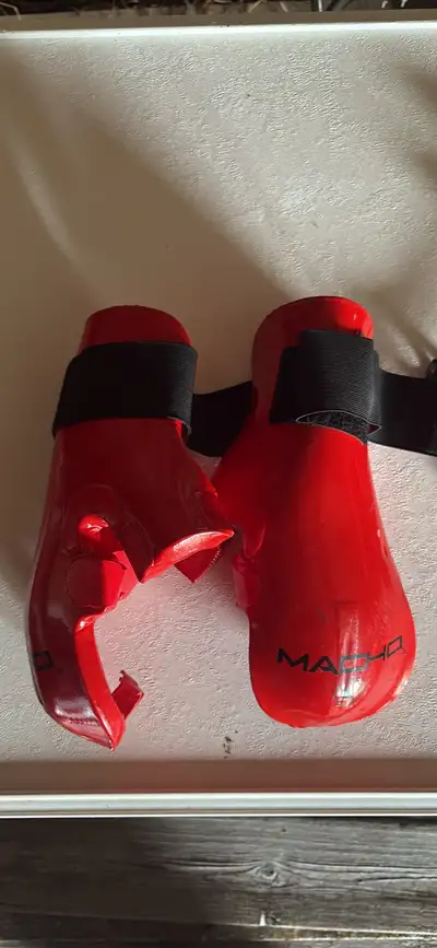 Get ready to spar with these red Macho martial arts sparring gloves, designed for optimal hand prote...