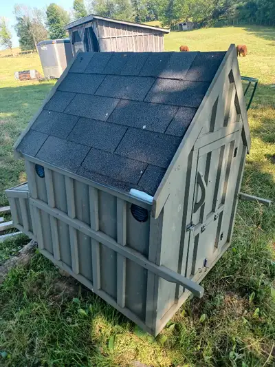 Small backyard chicken coop. On wheels with handles at the front. 4 laying boxes in back. Access doo...