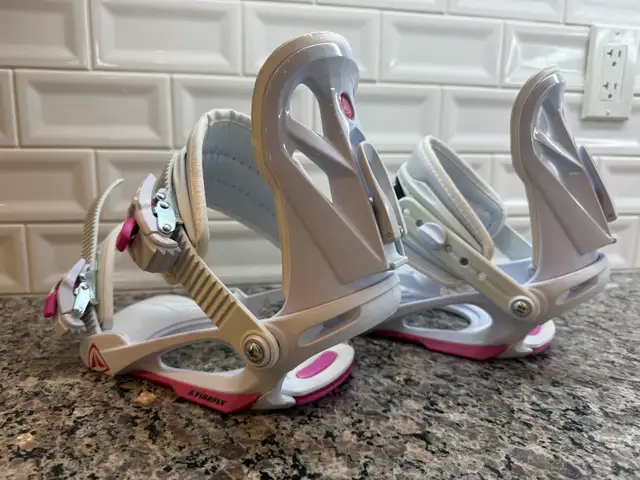 women’s Firefly snowboard bindings in Snowboard in Markham / York Region - Image 5