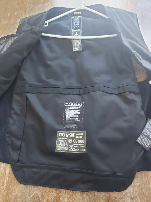 Alpinestar motorcycle air 3 airbag vest in Motorcycle Parts & Accessories in Corner Brook - Image 4