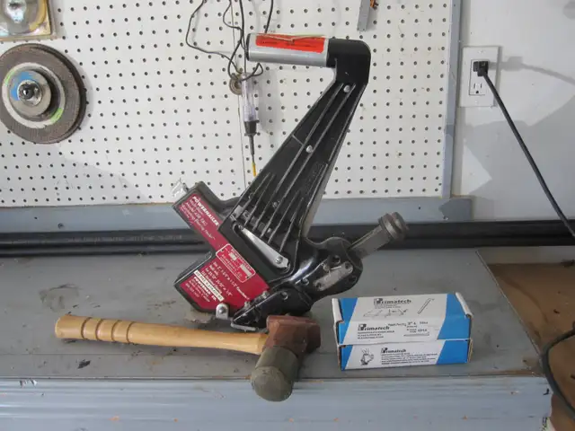 Hardwood floor nailer in Power Tools in Kawartha Lakes - Image 2