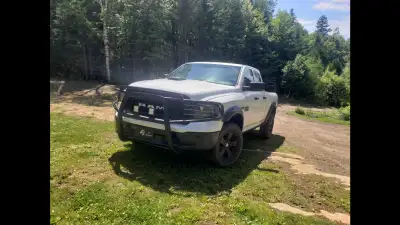 Dodge ram 1500 classic 2014 5.7 Hemi 4x4 en très bonne condition aucun check engine ,démarreur à dis...