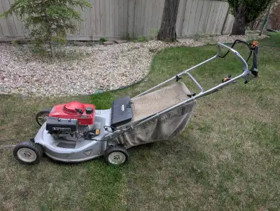 This reliable Honda lawn mower is in good working condition and ready to help you maintain a pristin...