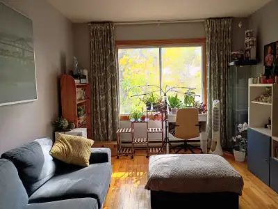 - English version below - Transfert de Bail pour 5 1/2 au deuxième étage d'un duplex sur la rue Pier...