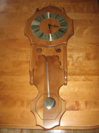 Horloge mural en bois plein avec pendule intégré