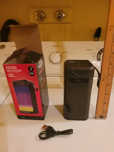Petit speaker Bluetooth neuf, description sur les photos Prix: $15.00 Je suis à Verdun