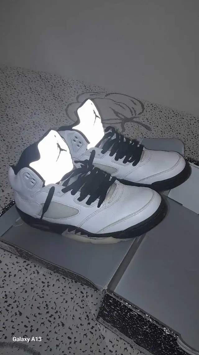 air Jordan 5 retro reverse metallic in Men's Shoes in City of Montréal - Image 3