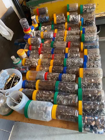 Vente de gros débarras des outils/ quelque antiquité 1 laveuse à pression ..( manquer pas de regarde...