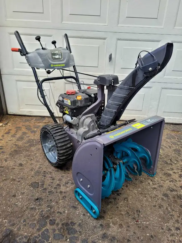 Yardworks 24" snowblower  in Snowblowers in Kitchener / Waterloo - Image 2