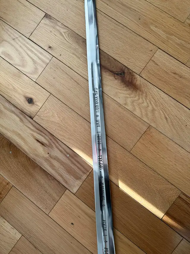 Épée décorative style Andúril in Arts & Collectibles in Laurentides - Image 4