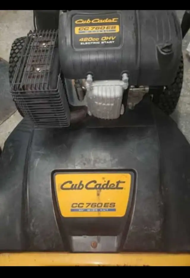 33' Cub Cadet Walk Behind in Lawnmowers & Leaf Blowers in City of Montréal - Image 2