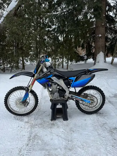 Hello, Selling my 2009 CRF250R. 30 hours on top end rebuild. Ownership in hand. Oil changes every 10...