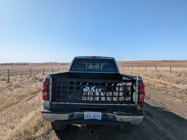 2004 Chevrolet Silverado 2500HD in Cars & Trucks in Calgary - Image 3